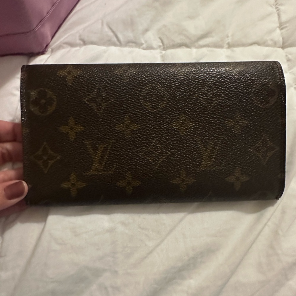 Louis Vuitton Sarah Monogram Wallet - Picture 2 of 6